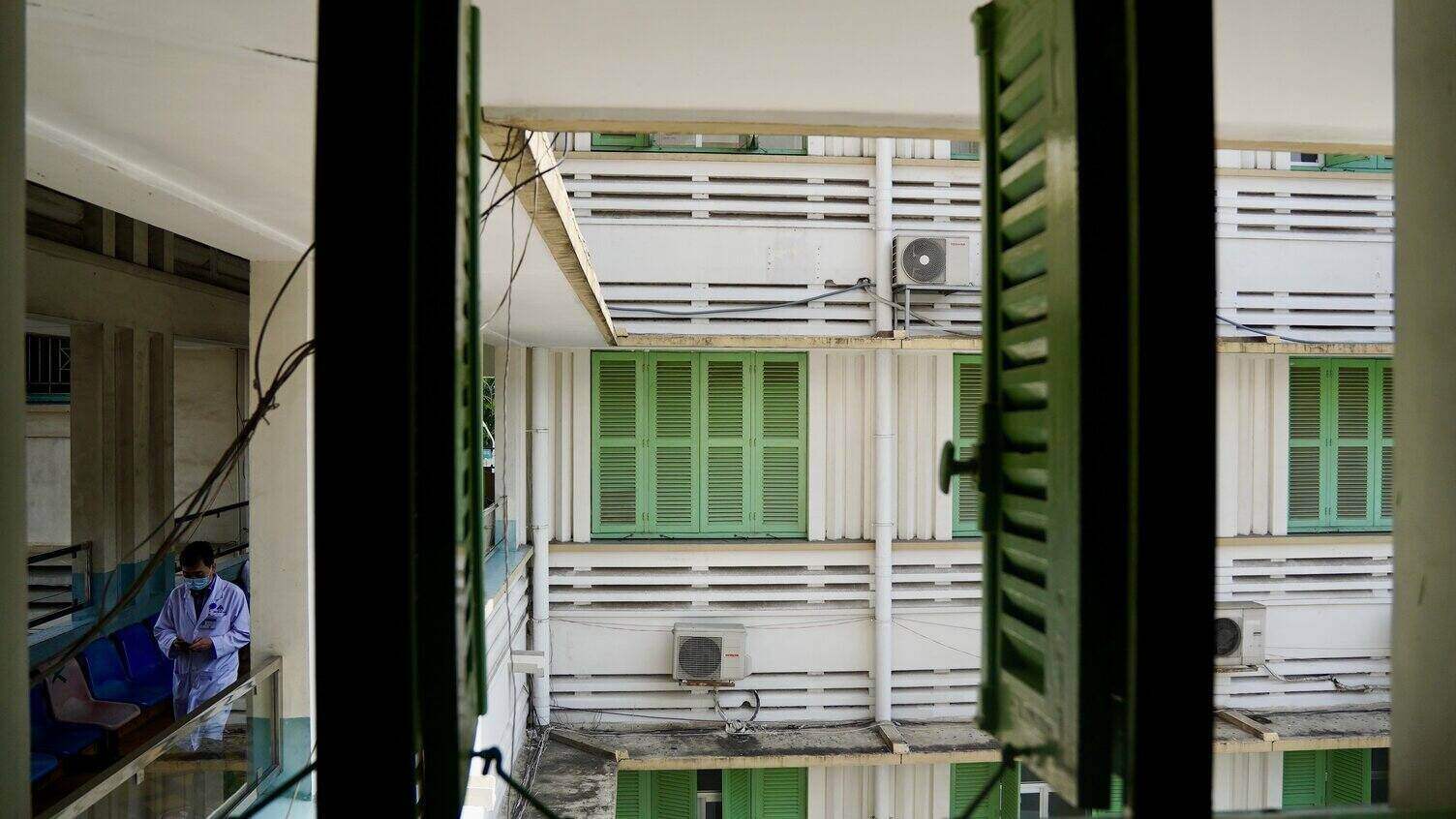 Bệnh viện có 4 tầng, nổi bật ở là những ô cửa làm bằng gỗ sơn màu xanh kiểu Pháp thường thấy những năm 1950. Toàn bộ cánh cửa vẫn được vẫn giữ nguyên kết cấu, kiểu dáng ban đầu và được sơn mới lại theo thời gian.