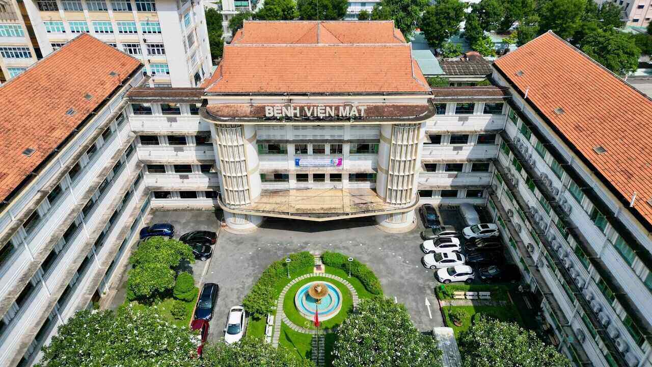 Bệnh viện Mắt TP Hồ Chí Minh trước đây là một dưỡng đường có tên là Clinique Saint-Paul, do các nữ tu dòng Thánh Phaolô thành Chartres thành lập. Công trình do kiến trúc sư Louis Chauchon thiết kế và nhà thầu Société Indochinoise d'Études et de Constructions thi công, khánh thành vào ngày 19 tháng 12 năm 1938.