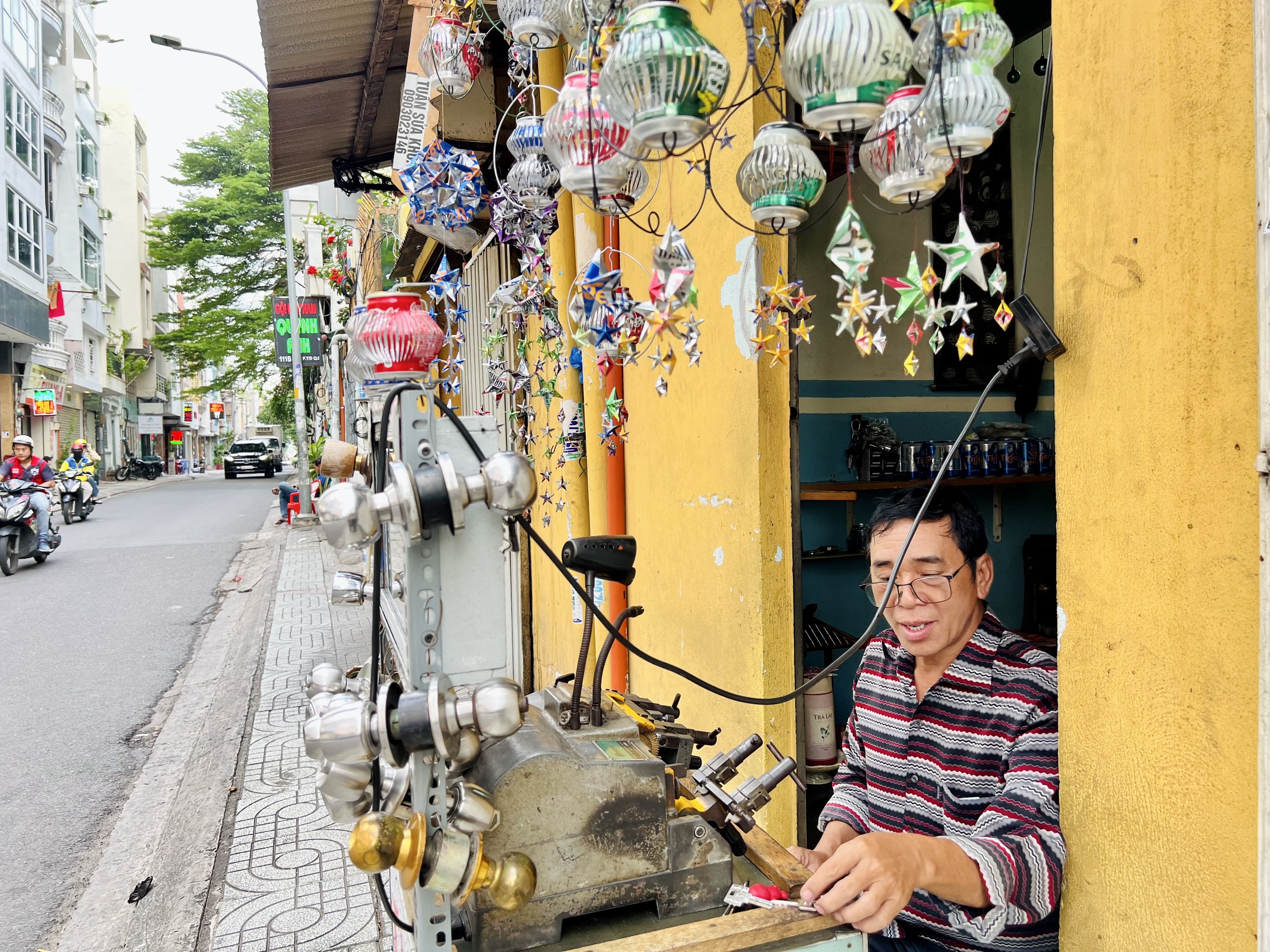 Được biết, ông Tuấn, người thợ sửa khóa tại Quận 1 bắt đầu tự mày mò làm lồng đèn bằng lon từ năm 2021. “Tôi rất thích những sản phẩm thủ công. Trong lúc nghỉ dịch rảnh rỗi, tôi lên mạng thấy những chiếc lồng đèn lon bắt mắt, nguyên liệu dễ tìm nên tự mày mò làm theo để tìm niềm vui”, ông Tuấn nói.