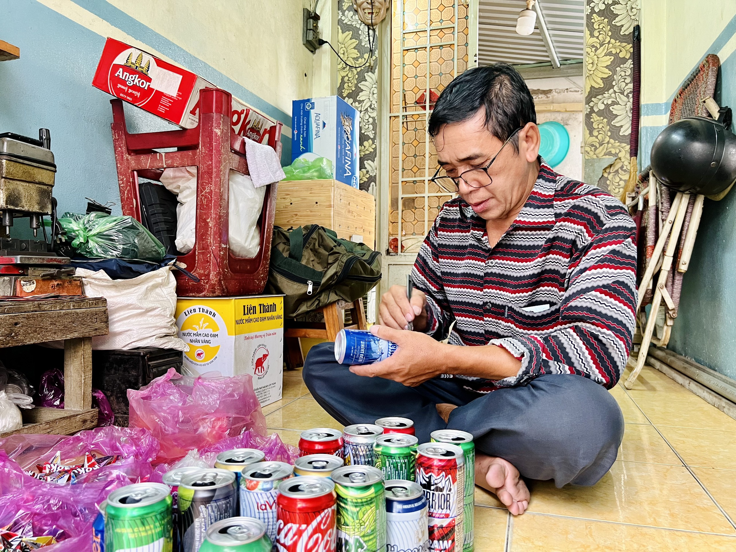 Tính đến nay, ông Tuấn đã bán hàng trăm chiếc. Nhiều người ở xa cũng tìm mua nhưng ông không nhận vì khó đảm bảo những chiếc lồng đèn còn nguyên vẹn khi vận chuyển. 