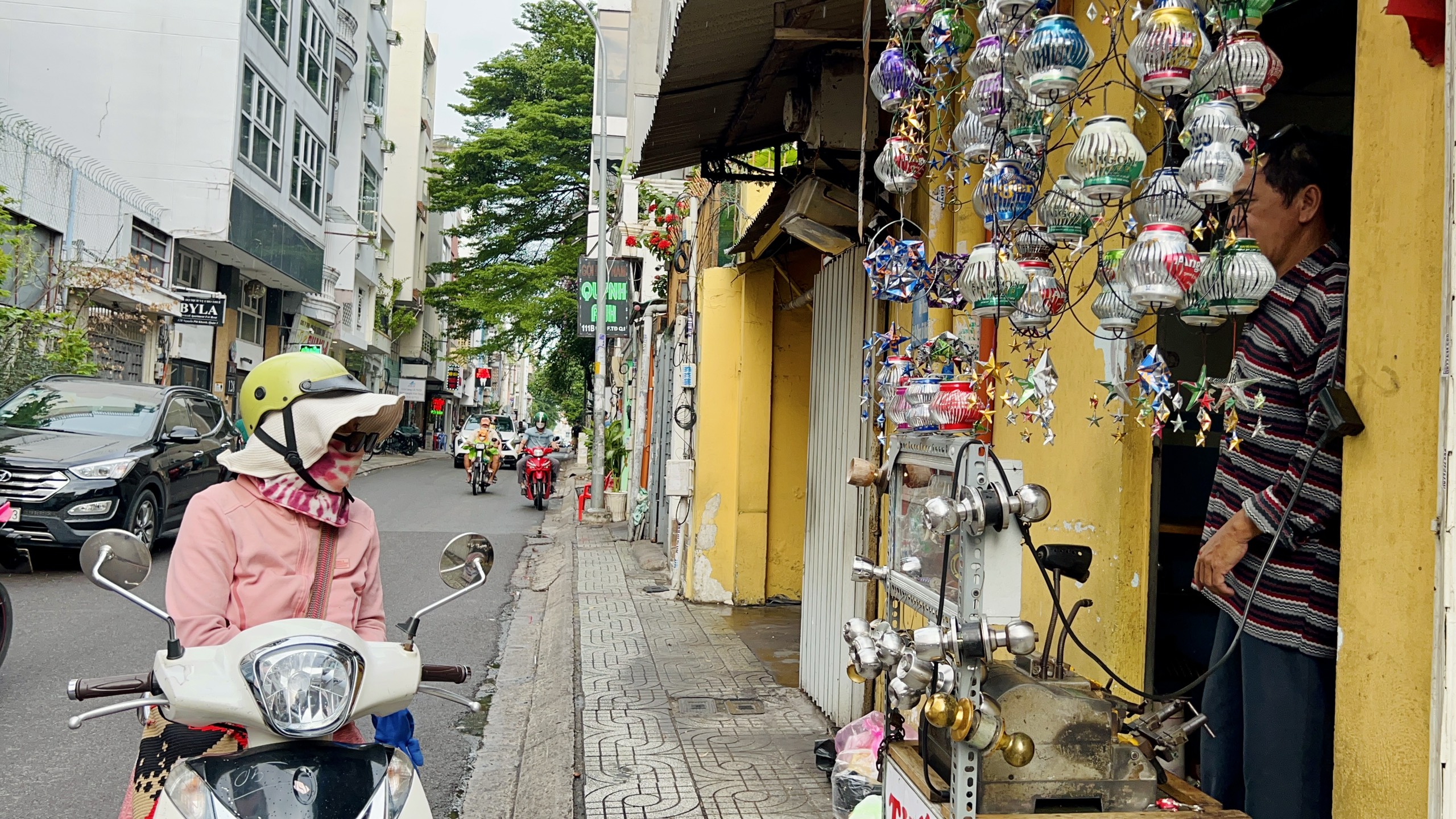Nhiều người dân mỗi khi đi ngang khu vực này đều phải ghé lại ngắm nhìn vì những chiếc lồng đèn bằng lon gợi nhớ những kí ức tuổi thơ.