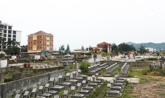 Khu nghĩa trang sắp đóng cửa nằm sát các khách sạn, nhà nghỉ ở biển Thiên Cầm. Ảnh: Trần Tuấn.