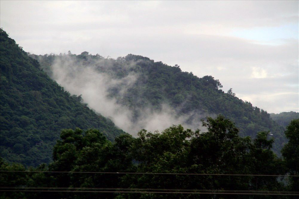 Với độ cao trên 700m, Núi Cấm huyền ảo trong khói sương của mây trời. Ảnh: Lâm Điền