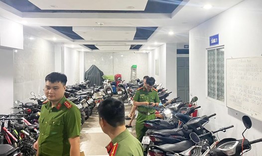 Lực lượng công an kiểm tra nơi để xe tại một chung cư mini trên địa bàn Hà Nội. Ảnh: Công an cung cấp
