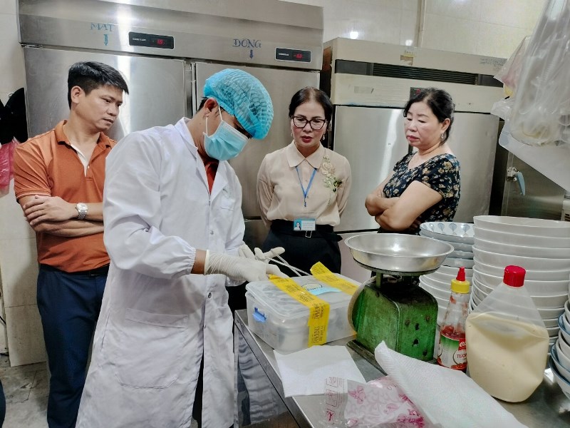 Kết quả kiểm nghiệm của Viện Pasteur Nha Trang kết luận, trong bánh mì Phượng, Hội An có 2 loại vi khuẩn gây ngộ độc hàng đầu. Ảnh Sở Y tế Quảng Nam.