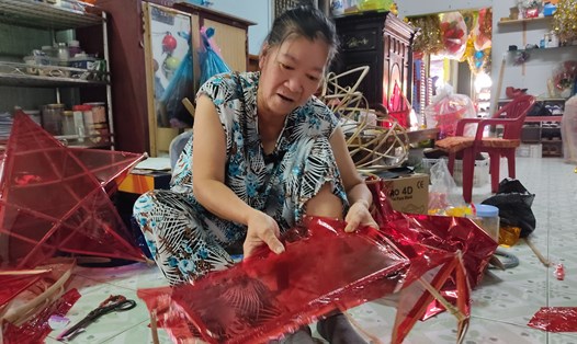 Một người phụ nữ U70 ở Đồng Tháp đã dành hơn 30 năm với nghề làm lồng đèn truyền thống. Ảnh: Hoàng Lộc