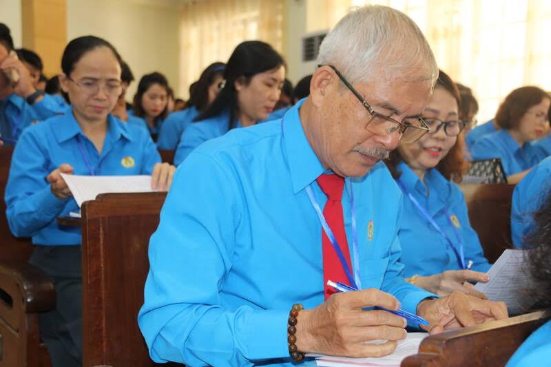 Là đại biểu lớn tuổi nhất, ông Phan Đình Hồng- Chủ tịch CĐCS Công ty CP An Hưng mong sẽ có nhiều quyết sách cụ thể của Công đoàn hỗ trợ nhà trẻ cho con công nhân. Ảnh: Phương Linh