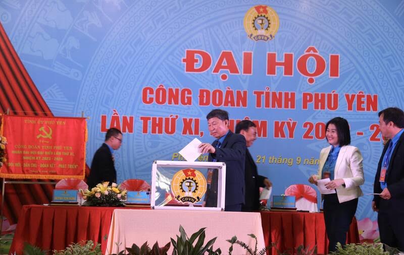 Các đại biểu bỏ phiếu bầu Ban Chấp hành LĐLĐ tỉnh Phú Yên khoá XI. Ảnh: Phương Linh