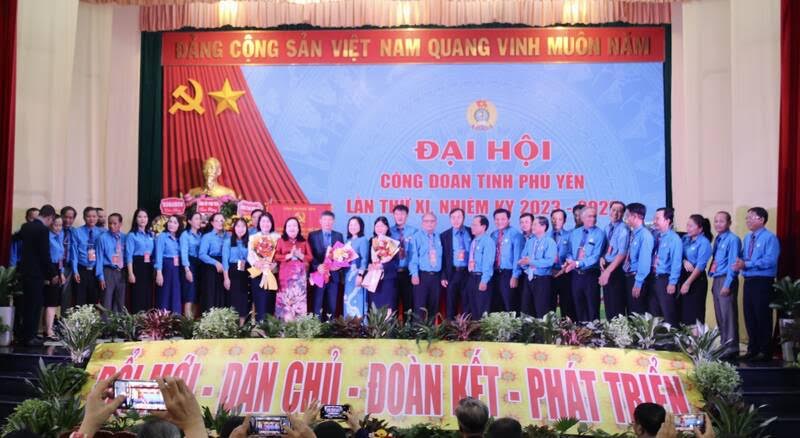 Ban Chấp hành LĐLĐ tỉnh Phú Yên khoá XI, nhiệm kỳ 2023 - 2028 ra mắt đại hội. Ảnh: Phương Linh