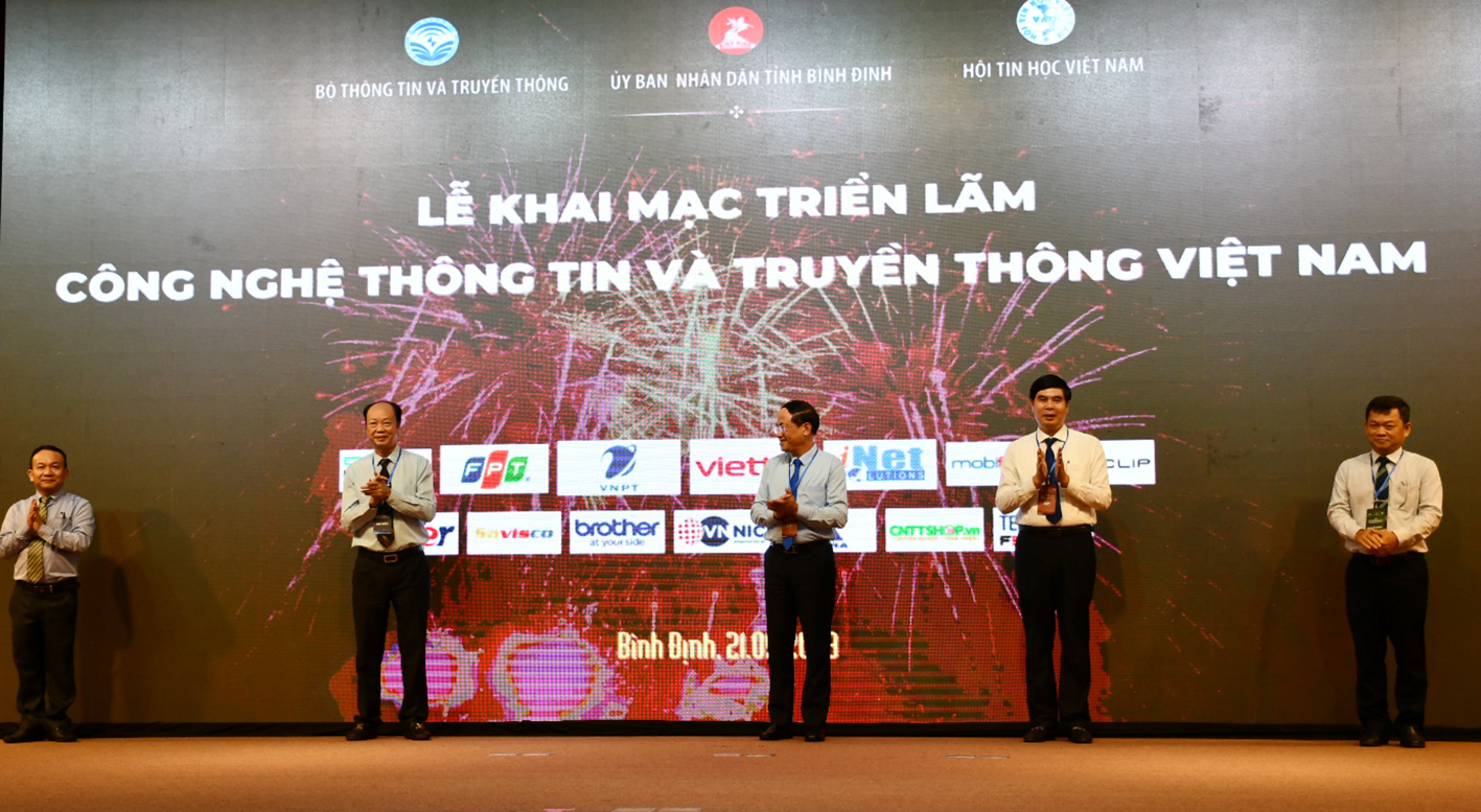 Lãnh đạo UBND tỉnh Bình Định, Hội Tin học Việt Nam, Bộ Thông tin - Truyền thông thực hiện nghi thức khai mạc triển lãm. Ảnh: Xuân Nhàn.