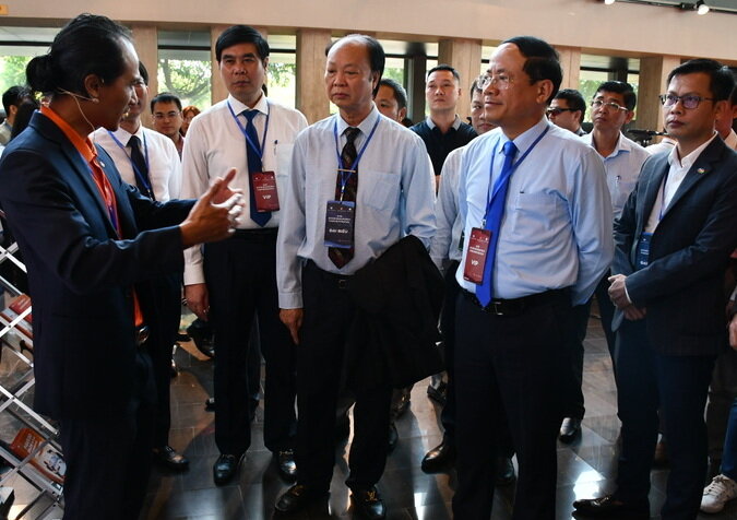 Chủ tịch UBND tỉnh Bình Định Phạm Anh Tuấn (thứ 2, bên phải) nghe giới thiệu gian trưng bày của FPT. Ảnh: Xuân Nhàn.