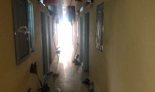 Hành lang thiếu ánh sáng và chật hẹp tại khu nhà trọ 5 tầng của bà N (thôn Núi Hiểu, xã Quang Châu, huyện Việt Yên, tỉnh Bắc Giang). Ảnh: Quế Chi
