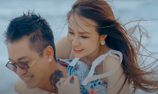 Tuấn Hưng và vợ ngọt ngào trong MV. Ảnh: Nhân vật cung cấp