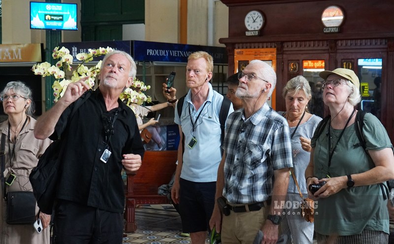 Khách quốc tế tham quan Bưu điện Thành phố (TPHCM). Ảnh: Thanh Chân