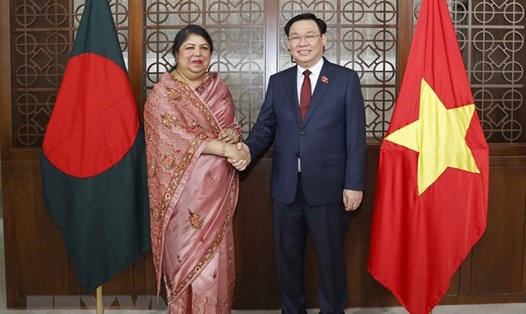  Chủ tịch Quốc hội Vương Đình Huệ và Chủ tịch Quốc hội Bangladesh Shirin Sharmin Chaudhury. Ảnh: TTXVN