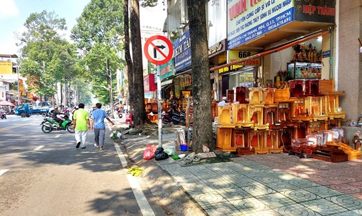 Người dân bày bán hàng hóa tràn lan trên vỉa hè đường Nguyễn Chí Thanh (Phường 12, Quận 5).  Ảnh: Minh Quân