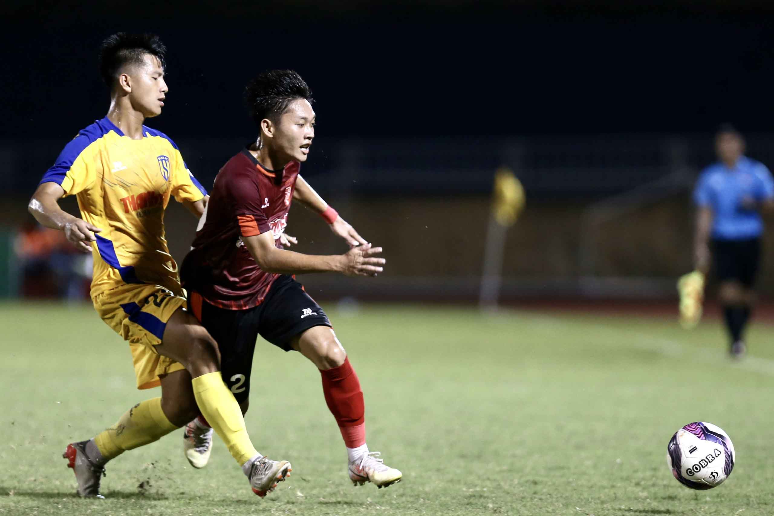 U21 Sông Lam Nghệ An (áo vàng) chơi áp đảo trước U21 Long An. Ảnh: Khả Hoà
