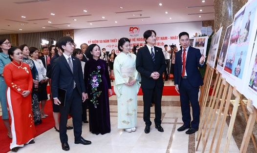 Thường trực Ban Bí thư  Trương Thị Mai cùng Hoàng Thái tử Akishino và Công nương Kiko xem triển lãm ảnh tại lễ kỷ niệm 50 năm ngày thiết lập quan hệ ngoại giao Việt Nam - Nhật Bản. Ảnh: Hải Nguyễn