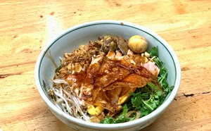 Quán phở gà quay lu độc lạ ngày bán trăm con ở Hà Nội