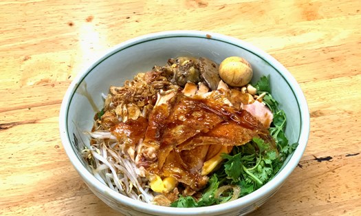 Độc lạ món phở gà quay lu làm nhiều thực khách tò mò. Ảnh: Nhật Minh