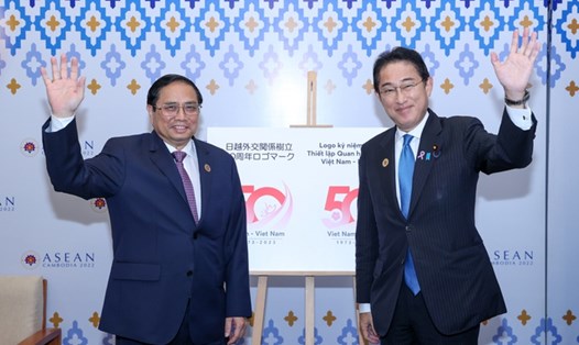 Thủ tướng Chính phủ Phạm Minh Chính và Thủ tướng Nhật Bản Kishida Fumio chụp ảnh trước logo kỷ niệm 50 năm thiết lập quan hệ ngoại giao Việt Nam - Nhật Bản trong cuộc gặp tháng 11.2022. Ảnh: VGP