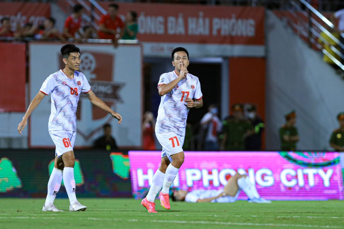 Đội chủ nhà nhanh chóng có bàn thắng mở tỉ số ở phút thứ 8 nhờ pha lập công của Hữu Sơn.