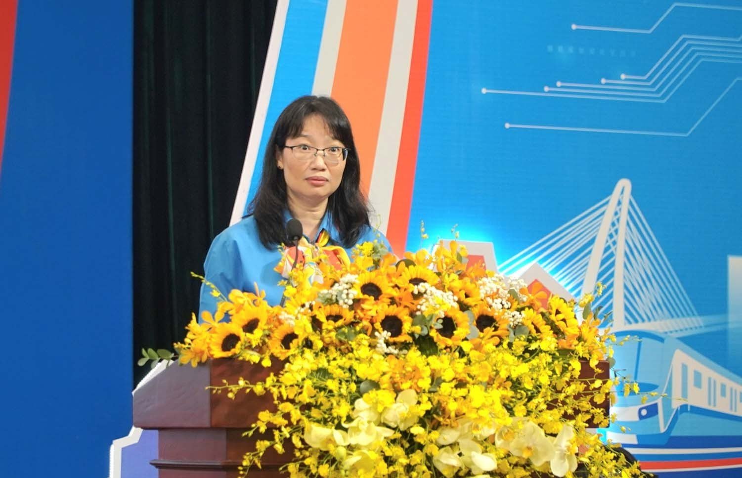 Bà Trần Thị Diệu Thúy - Chủ tịch LĐLĐ TPHCM đọc báo cáo kiểm điểm của Ban Chấp hành LĐLĐ TPHCM lần thứ XI, nhiệm kỳ 2018-2023. Ảnh: Chân Phúc