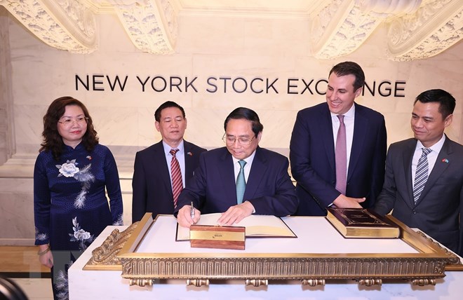 Thủ tướng Phạm Minh Chính ký sổ lưu bút khi đến thăm Sàn giao dịch Chứng khoán New York (NYSE). Ảnh: TTXVN