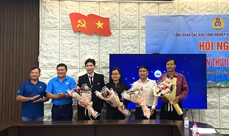 Ông Nguyễn Thanh Nhàn, tặng hoa cảm ơn đại diện 4 đơn vị tham gia ký thỏa thuận phúc lợi đoàn viên. Ảnh: Thanh Nhàn
