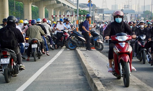 Dòng xe máy thường xuyên nối nhau leo lên lề cầu Rạch Chiếc, hướng từ TP Thủ Đức vào cầu Sài Gòn. Ảnh: Hữu Chánh