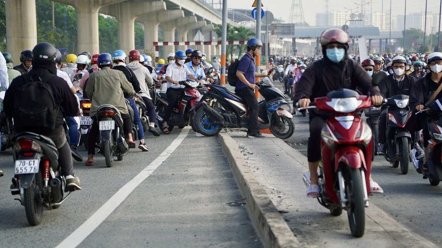 Dòng xe máy thường xuyên nối nhau leo lên lề cầu Rạch Chiếc, hướng từ TP Thủ Đức vào cầu Sài Gòn. Dù đường không đông xe nhưng nhiều người vẫn thích đi xe máy trên lề cầu. Có hôm cả chục người đứng chờ ở đầu cầu để lần lượt leo xe lên lề phi cho nhanh qua cầu. 