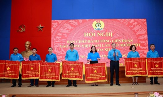 LĐLĐ Tỉnh Hà Tĩnh nhận cờ thi đua của Chính phủ. Ảnh: Tuấn Trần