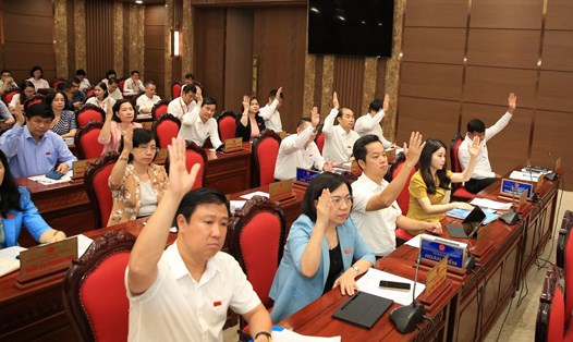 Các đại biểu biểu quyết thông qua nghị quyết tại kỳ họp. Ảnh: HĐND Hà Nội