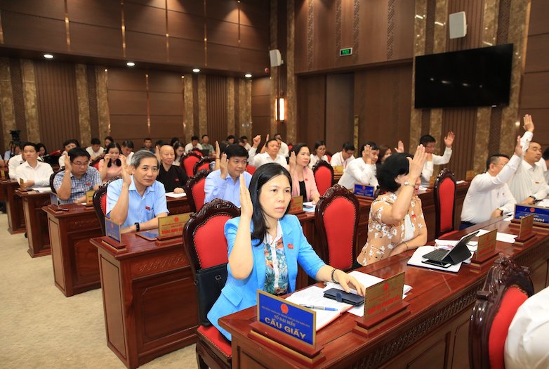 Các đại biểu biểu quyết thông qua Nghị quyết tại kỳ họp. Ảnh: HĐND Hà Nội 