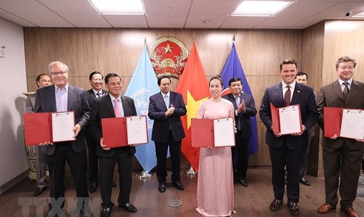Thủ tướng Chính phủ Phạm Minh Chính chứng kiến trao thỏa thuận hợp tác giữa thành phố Hải Phòng và doanh nghiệp Mỹ. Ảnh: TTXVN