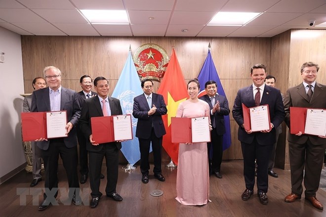 Việt - Mỹ ký văn kiện hợp tác phát triển khu công nghiệp, xây cảng biển