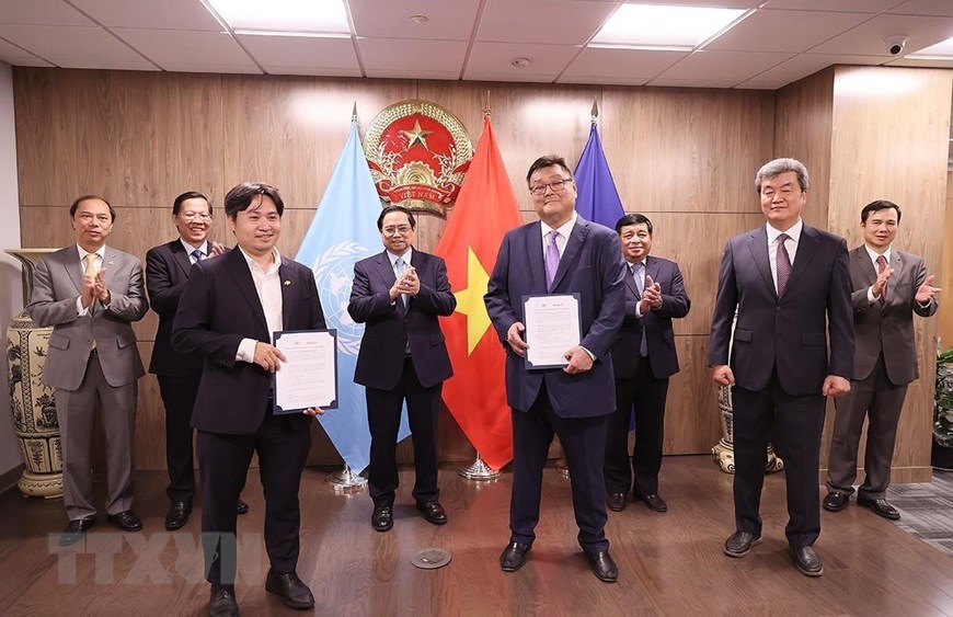 Thủ tướng Chính phủ Phạm Minh Chính chứng kiến trao thỏa thuận hợp tác giữa doanh nghiệp Việt Nam và Mỹ. Ảnh: TTXVN