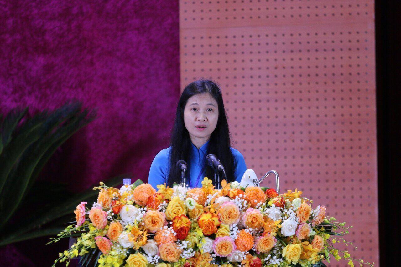 Bà Bùi Thị Hương - Chủ tịch Công đoàn Viên chức Hoà Bình phát biểu tổng hợp ý kiến, kiến nghị của CNVCLĐ. Ảnh: Minh Thành.