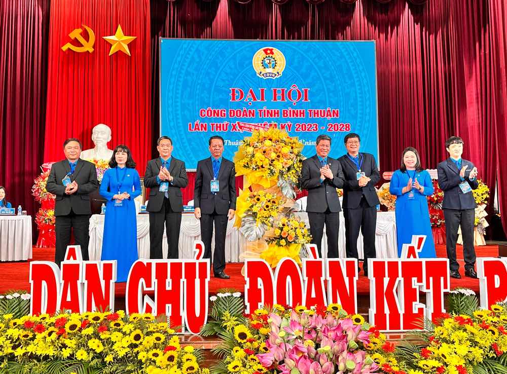Ông Huỳnh Thanh Xuân - Phó Chủ tịch Tổng LĐLĐ Việt Nam tặng hoa chúc mừng Đại hội. Ảnh: Duy Tuấn