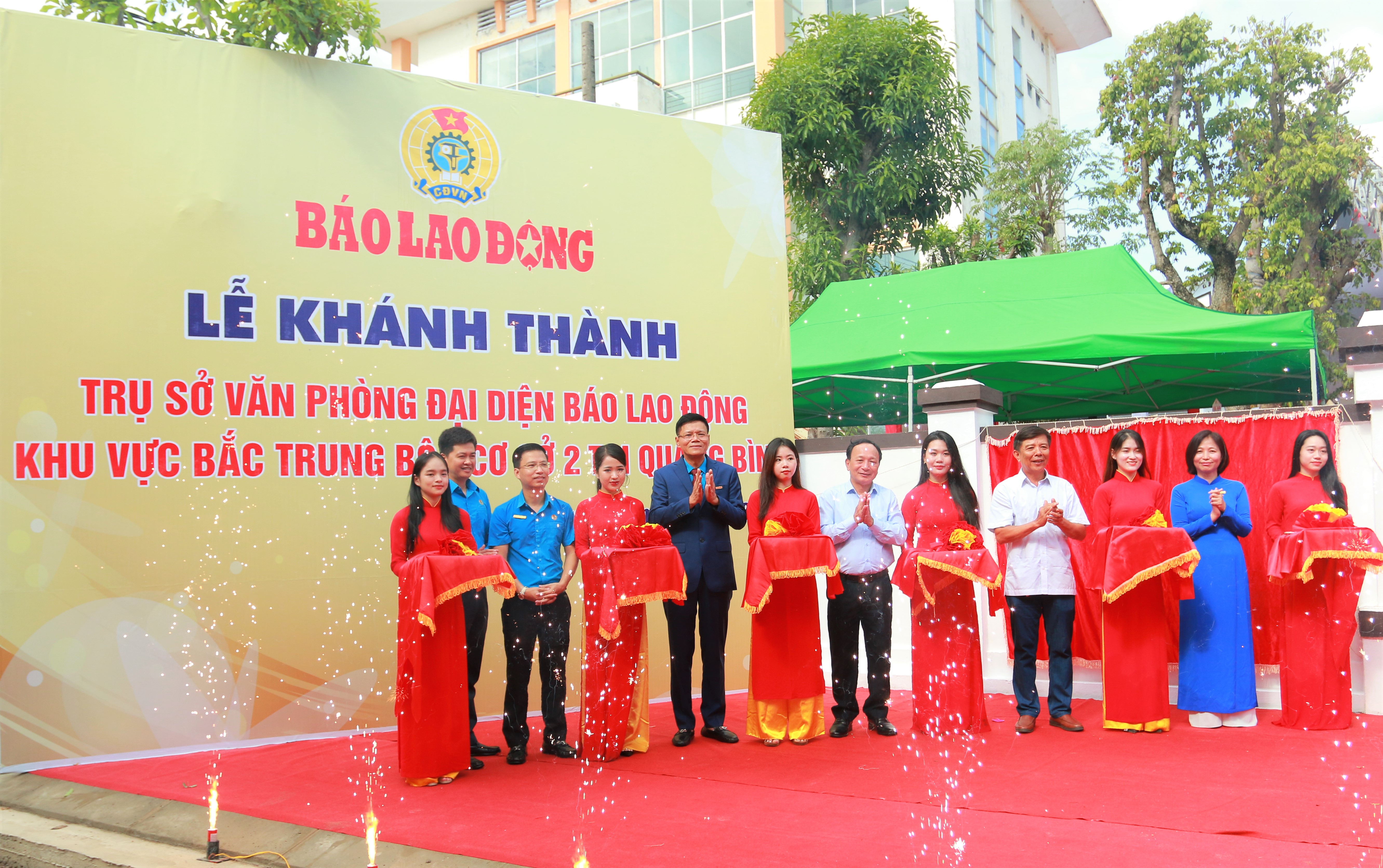 Lễ cắt băng khánh thành Văn phòng Đại diện Báo Lao Động khu vực Bắc Trung bộ cơ sở 2 tại Quảng Bình. Ảnh: Hưng Thơ
