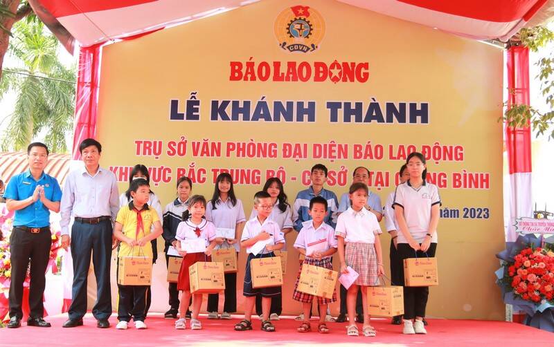 Quỹ Xã hội từ thiện Tấm Lòng vàng trao 12 suất quà cho học sinh là con công nhân lao động tại Quảng Bình. Ảnh: Hưng Thơ.
