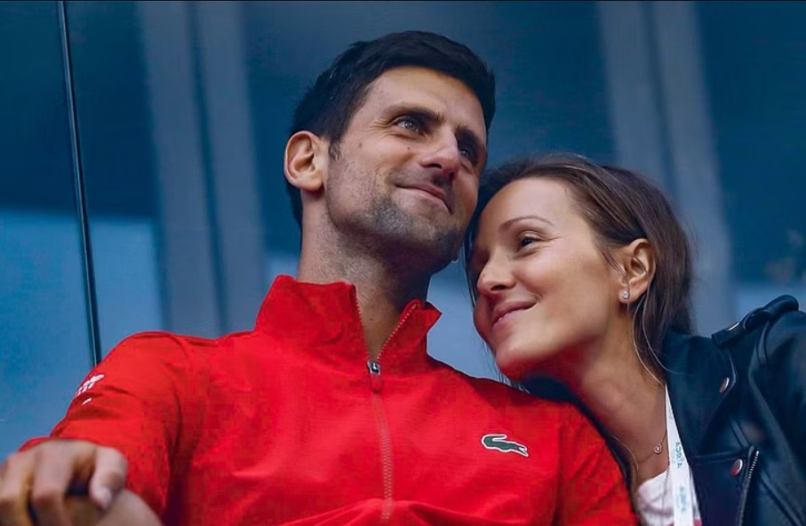 Novak Djokovic luôn có sự đồng hành của vợ là Jelena. Ảnh: Sportkeeda