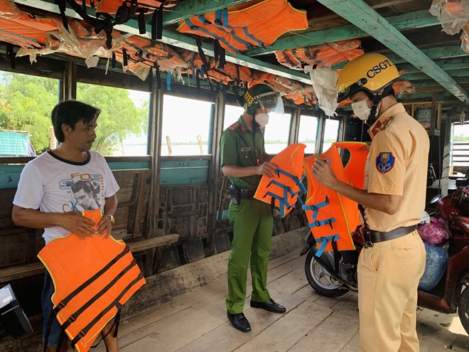 Cảnh sát giao thông kiểm tra đảm bảo an toàn trên các tàu khách. Ảnh: Phương Anh