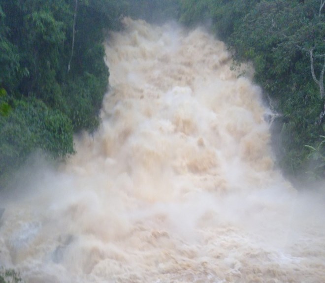 Năm nay Kon Tum có lưu lượng mưa lớn đổ về từ thượng nguồn, qua tua bin các nhà máy thủy điện. Ảnh: Thanh Tuấn 