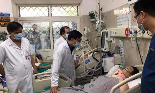 Các bác sĩ tại Bệnh viện Bạch Mai cấp cứu điều trị cho nạn nhân vụ cháy chung cư mini ở Khương Hạ. Ảnh: BVCC