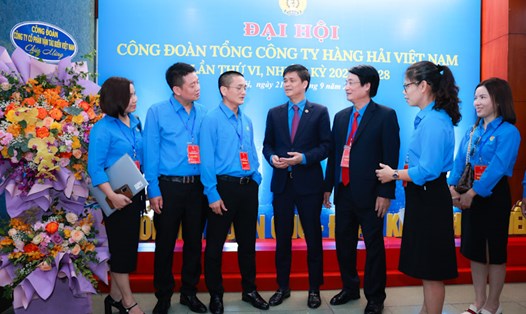 Phó Chủ tịch Tổng LĐLĐVN Ngọ Duy Hiểu (giữa ảnh) trao đổi với các đại biểu dự đại hội. Ảnh: Hải Nguyễn