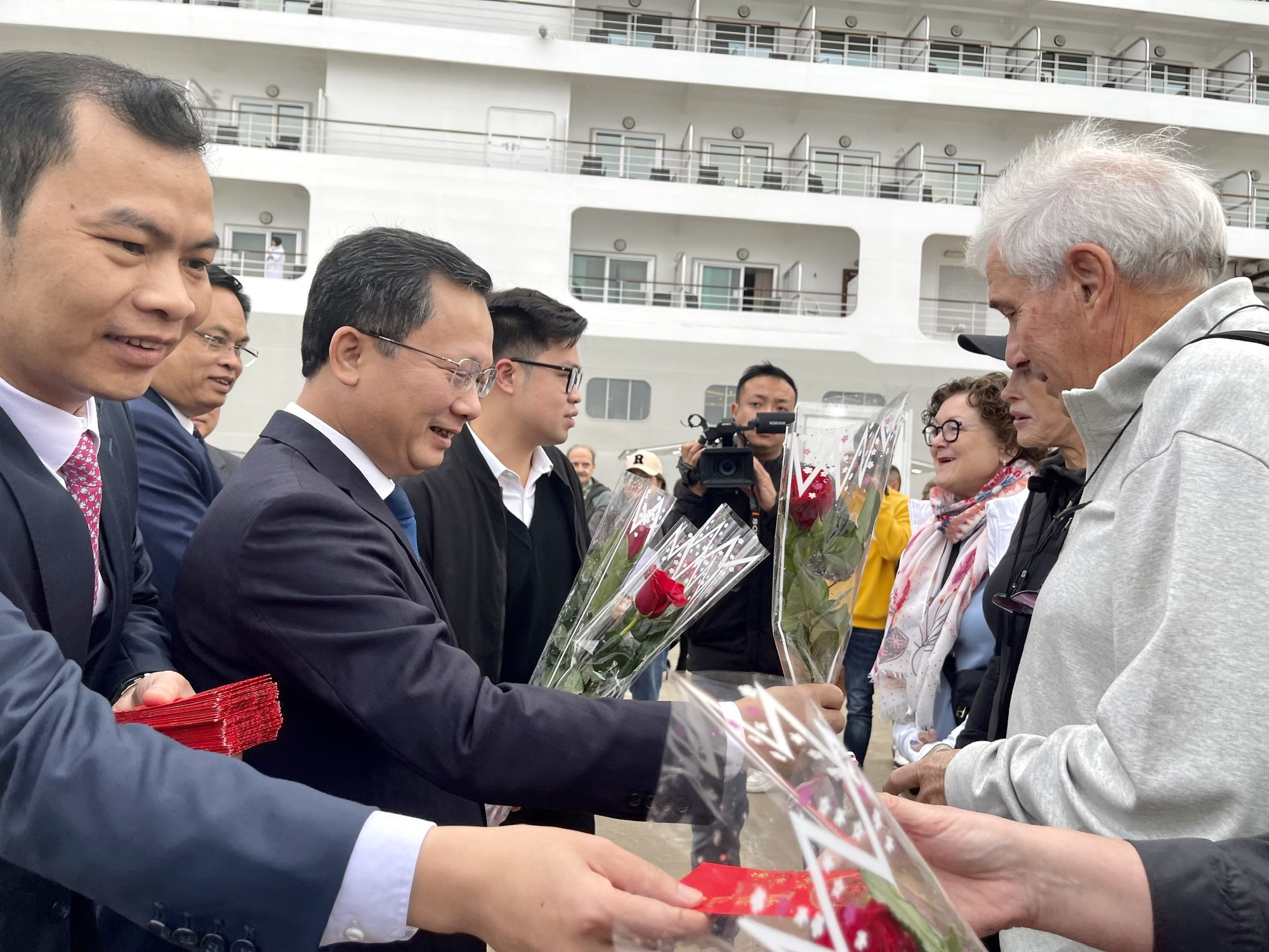 Quyền Chủ tịch Ủy ban nhân dân tỉnh tỉnh Quảng Ninh Cao Tường Huy tặng hoa các vị khách đầu tiên đến "xông đất" Quảng Ninh trong ngày đầu tiên của năm mới 2023. Ảnh: BQN