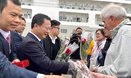 Quyền Chủ tịch Ủy ban nhân dân tỉnh tỉnh Quảng Ninh Cao Tường Huy tặng hoa các vị khách đầu tiên đến "xông đất" Quảng Ninh trong ngày đầu tiên của năm mới 2023. Ảnh: BQN