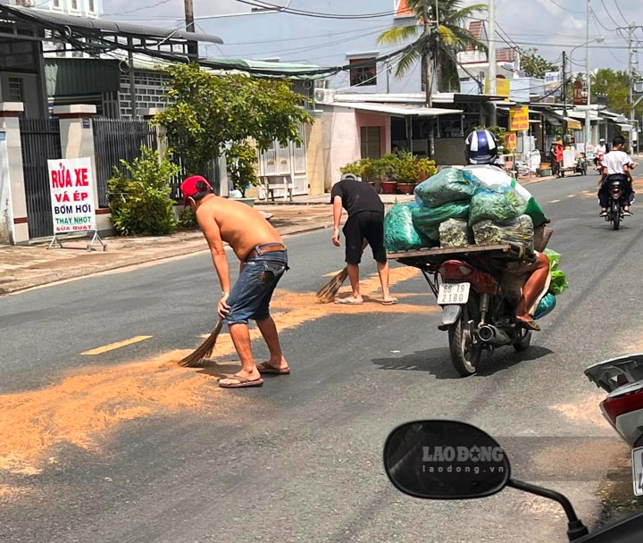 Không ai bảo ai, mọi người tự nguyện ra quét cát để làm đường hết trơn cho xe lưu thông không bị ngã. Ảnh người dân cung cấp