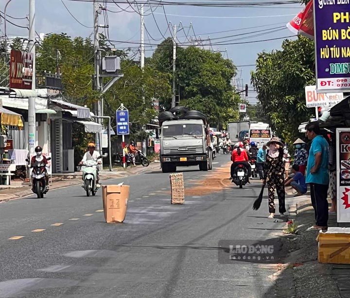 Người dân để các vật dụng ra đường cảnh báo cho xe qua lại chạy chậm. Ảnh người dân cung cấp